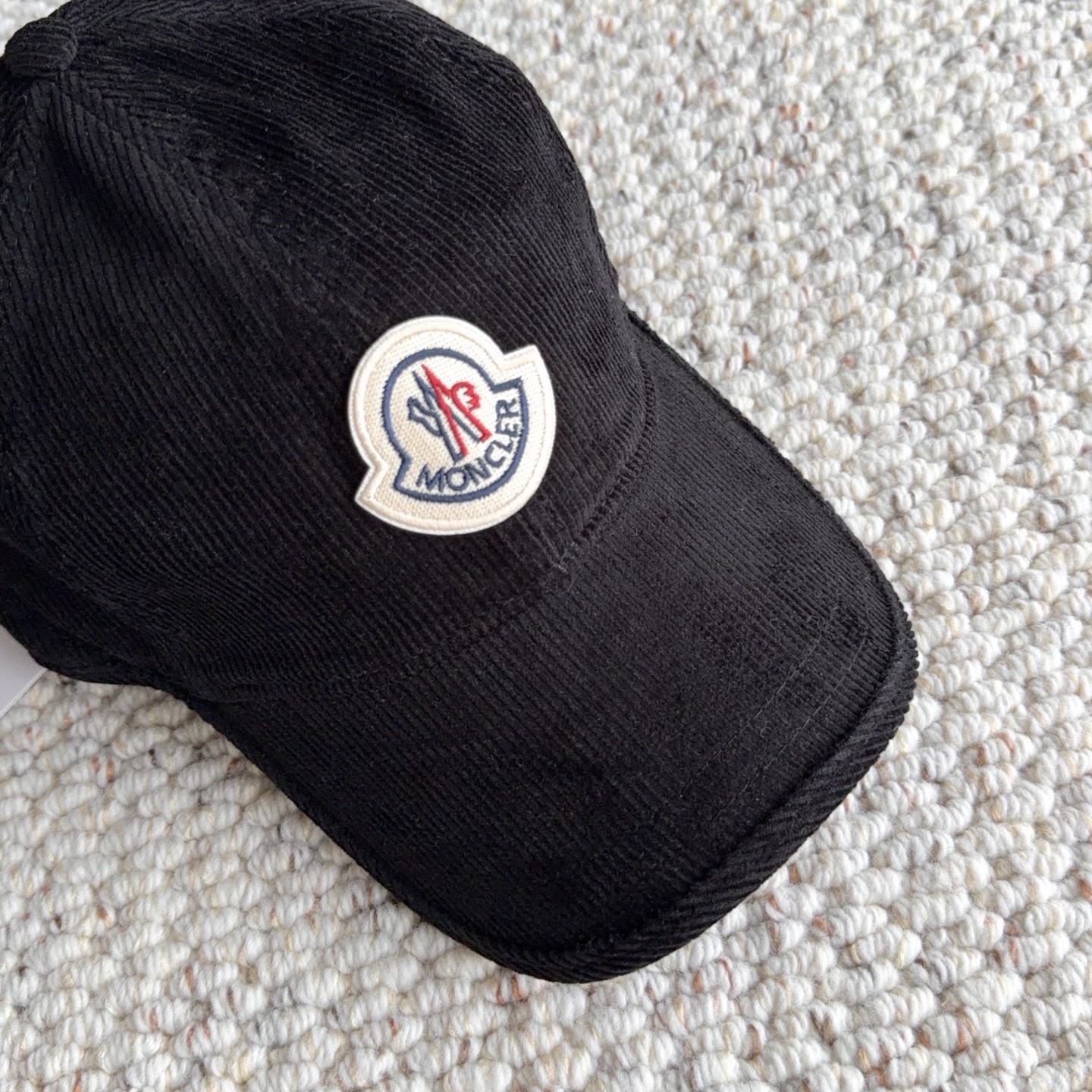 🧢秋冬复古灯芯绒棒球帽｜闭眼入多色合集 秋冬少不了一顶灯芯绒帽子！ 细腻灯芯绒肌理，触感柔软，帽型柔和不压头 经典刺绣徽