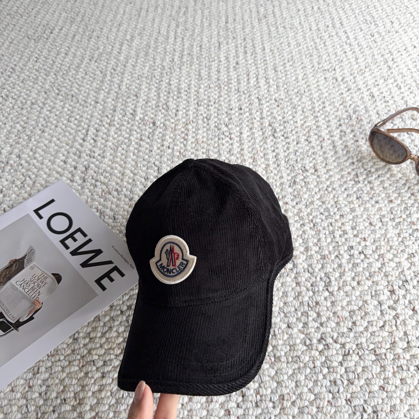 🧢秋冬复古灯芯绒棒球帽｜闭眼入多色合集 秋冬少不了一顶灯芯绒帽子！ 细腻灯芯绒肌理，触感柔软，帽型柔和不压头 经典刺绣徽