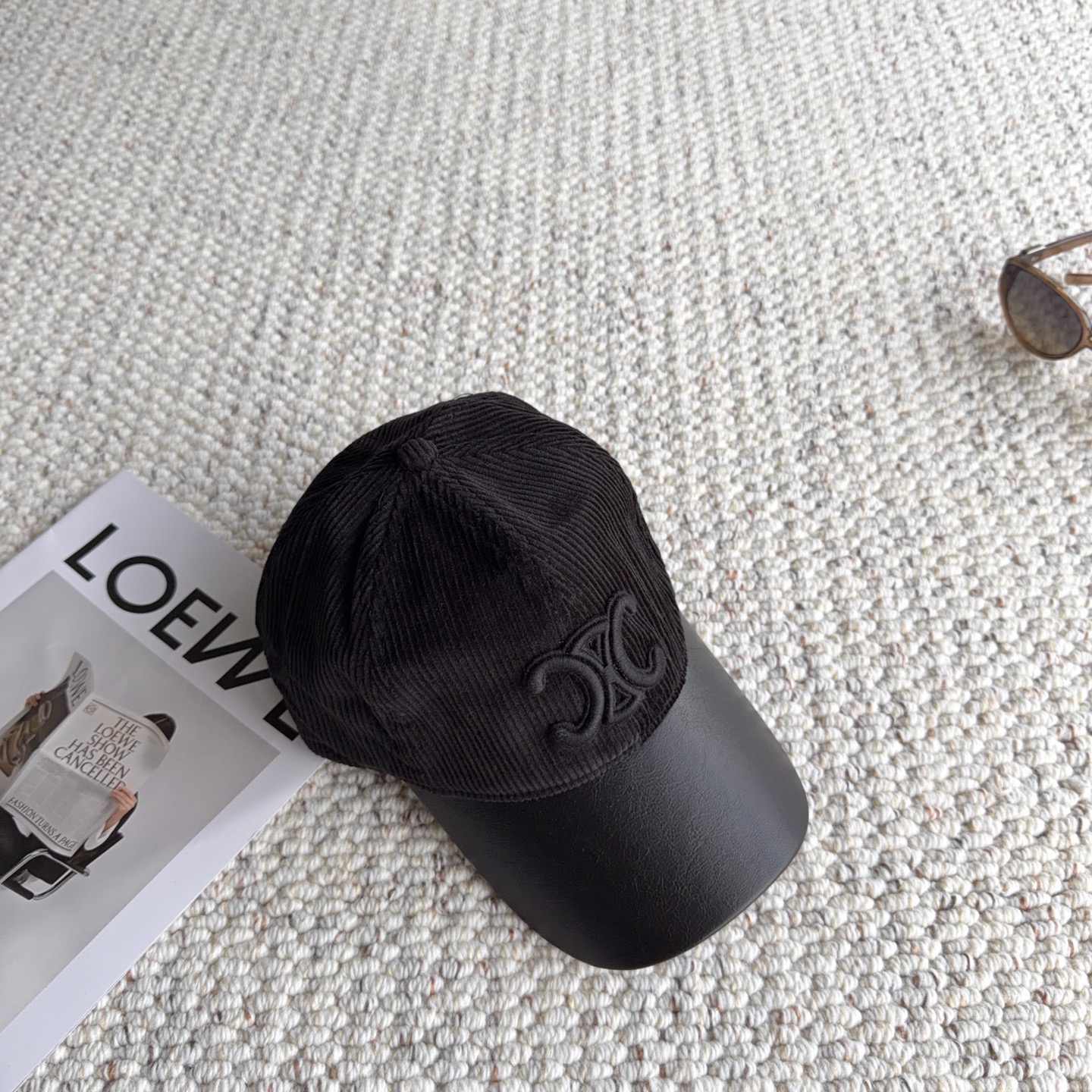 赛琳🧢秋冬复古拼接棒球帽｜氛围感天花板 太适合秋冬的一款棒球帽！ 灯芯绒帽身拼接皮质帽檐，材质碰撞高级感满满 立体刺绣标