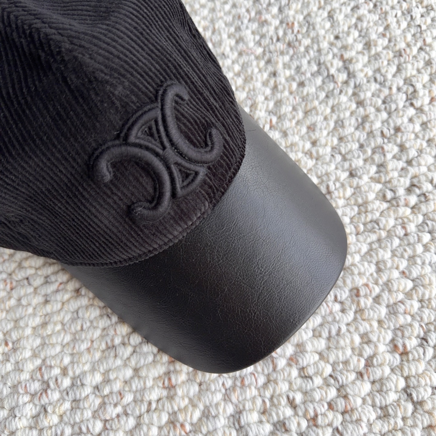 赛琳🧢秋冬复古拼接棒球帽｜氛围感天花板 太适合秋冬的一款棒球帽！ 灯芯绒帽身拼接皮质帽檐，材质碰撞高级感满满 立体刺绣标