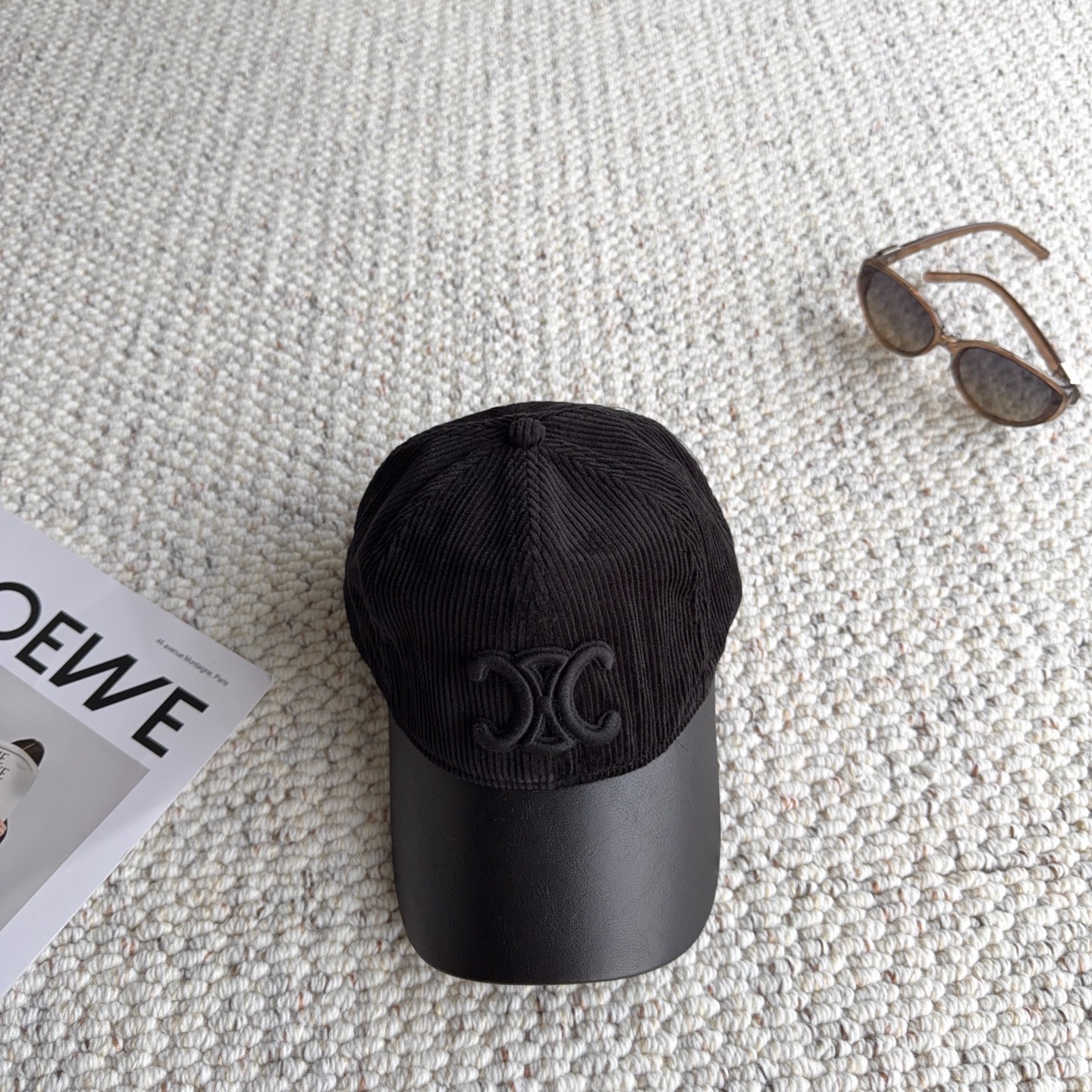 赛琳🧢秋冬复古拼接棒球帽｜氛围感天花板 太适合秋冬的一款棒球帽！ 灯芯绒帽身拼接皮质帽檐，材质碰撞高级感满满 立体刺绣标