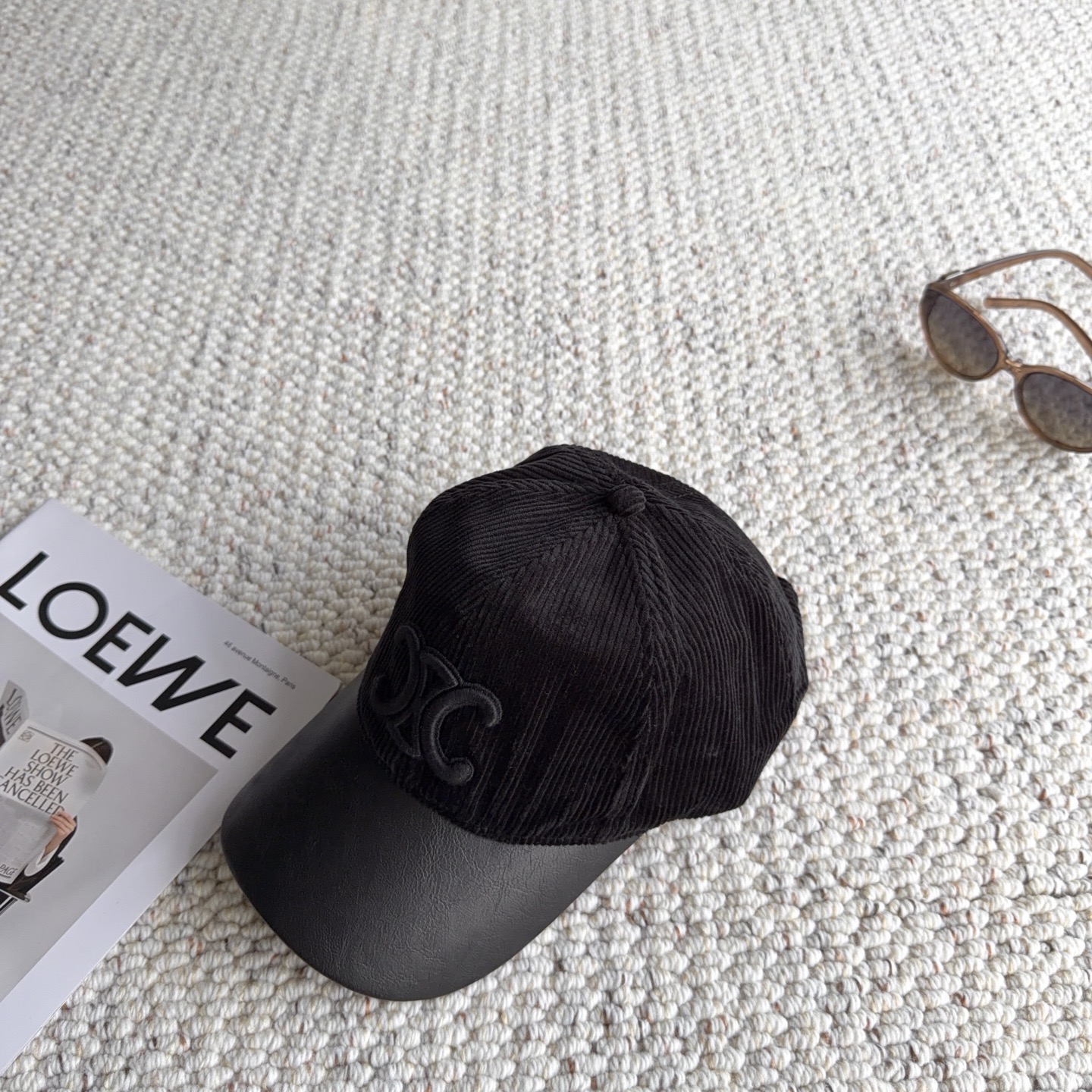 赛琳🧢秋冬复古拼接棒球帽｜氛围感天花板 太适合秋冬的一款棒球帽！ 灯芯绒帽身拼接皮质帽檐，材质碰撞高级感满满 立体刺绣标