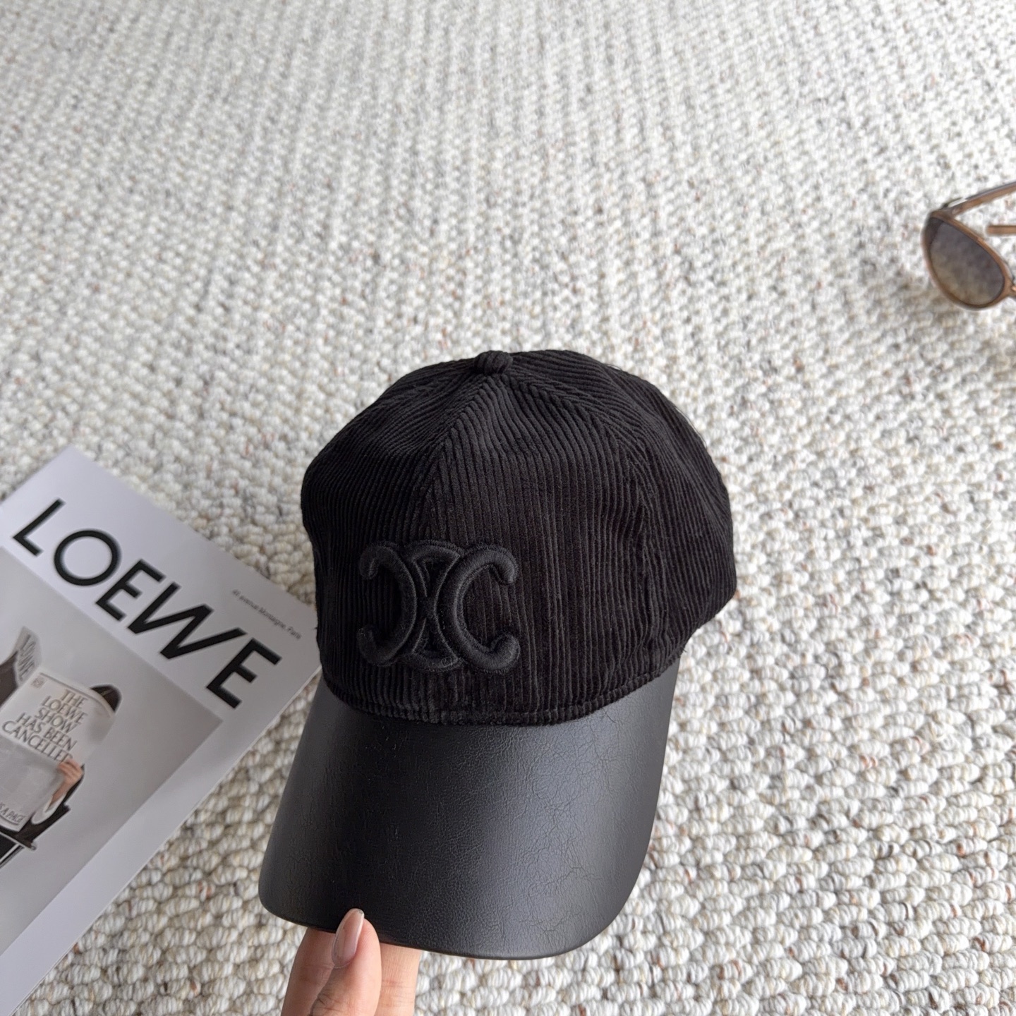 赛琳🧢秋冬复古拼接棒球帽｜氛围感天花板 太适合秋冬的一款棒球帽！ 灯芯绒帽身拼接皮质帽檐，材质碰撞高级感满满 立体刺绣标