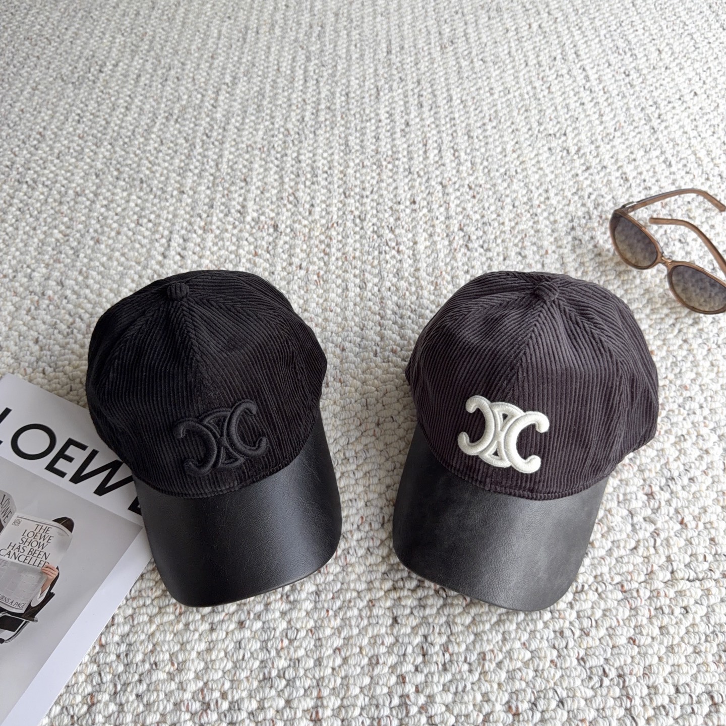 赛琳🧢秋冬复古拼接棒球帽｜氛围感天花板 太适合秋冬的一款棒球帽！ 灯芯绒帽身拼接皮质帽檐，材质碰撞高级感满满 立体刺绣标