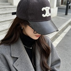 赛琳🧢秋冬复古拼接棒球帽|氛围感天花板 太适合秋冬的一款棒球帽! 灯芯绒帽身拼接皮质帽檐,材质碰撞高级感满满 立体刺绣标 赛琳🧢秋冬复古拼接棒球帽|氛围感天花板 太适合秋冬的一款棒球帽! 灯芯绒帽身拼接皮质帽檐,材质碰撞高级感满满 立体刺绣标