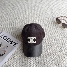 赛琳🧢秋冬复古拼接棒球帽|氛围感天花板 太适合秋冬的一款棒球帽! 灯芯绒帽身拼接皮质帽檐,材质碰撞高级感满满 立体刺绣标 赛琳🧢秋冬复古拼接棒球帽|氛围感天花板 太适合秋冬的一款棒球帽! 灯芯绒帽身拼接皮质帽檐,材质碰撞高级感满满 立体刺绣标