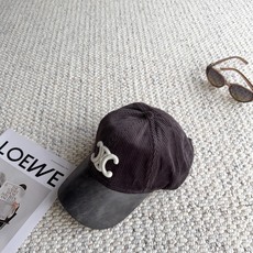 赛琳🧢秋冬复古拼接棒球帽|氛围感天花板 太适合秋冬的一款棒球帽! 灯芯绒帽身拼接皮质帽檐,材质碰撞高级感满满 立体刺绣标 赛琳🧢秋冬复古拼接棒球帽|氛围感天花板 太适合秋冬的一款棒球帽! 灯芯绒帽身拼接皮质帽檐,材质碰撞高级感满满 立体刺绣标
