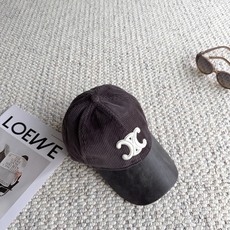 赛琳🧢秋冬复古拼接棒球帽|氛围感天花板 太适合秋冬的一款棒球帽! 灯芯绒帽身拼接皮质帽檐,材质碰撞高级感满满 立体刺绣标 赛琳🧢秋冬复古拼接棒球帽|氛围感天花板 太适合秋冬的一款棒球帽! 灯芯绒帽身拼接皮质帽檐,材质碰撞高级感满满 立体刺绣标