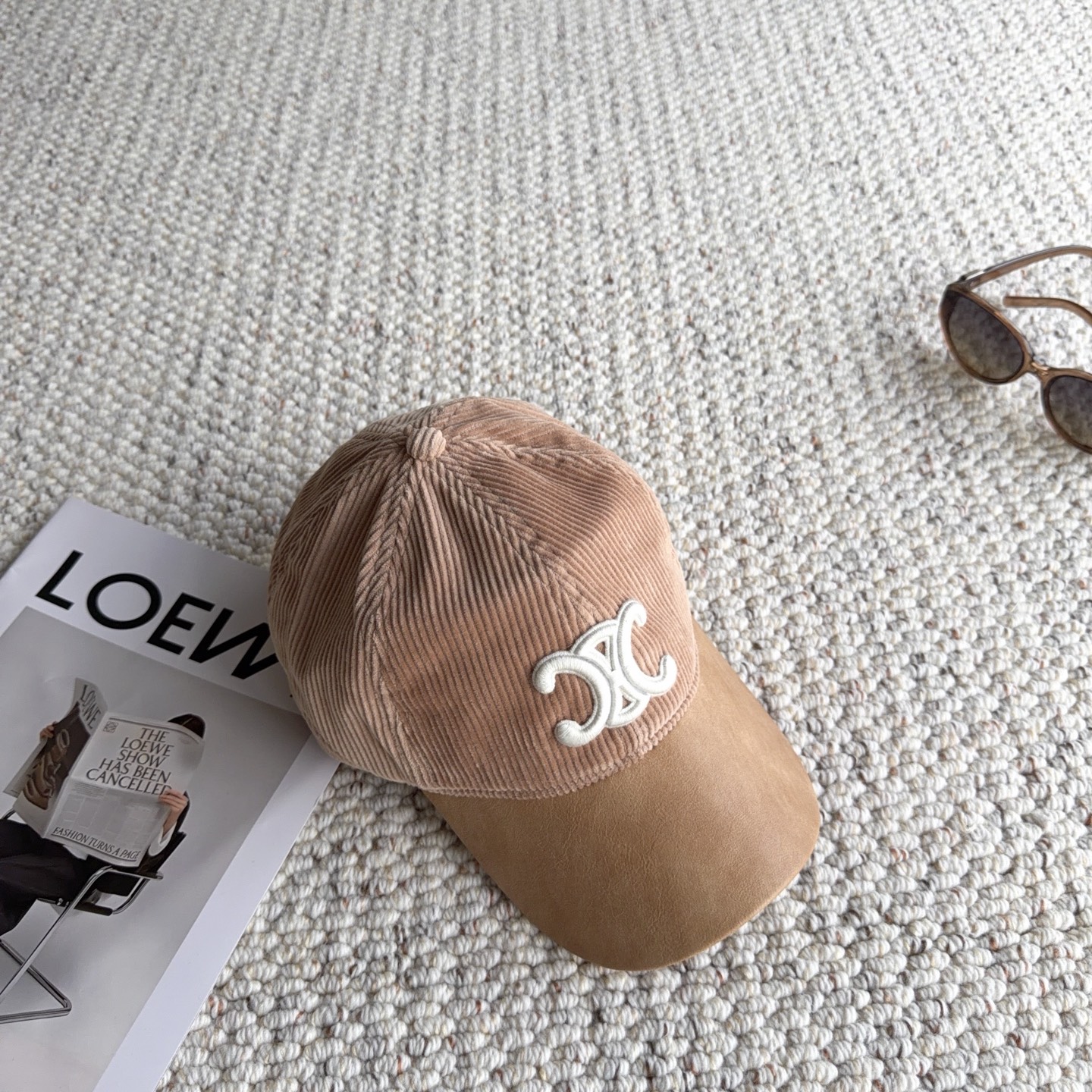 赛琳🧢秋冬复古拼接棒球帽｜氛围感天花板 太适合秋冬的一款棒球帽！ 灯芯绒帽身拼接皮质帽檐，材质碰撞高级感满满 立体刺绣标