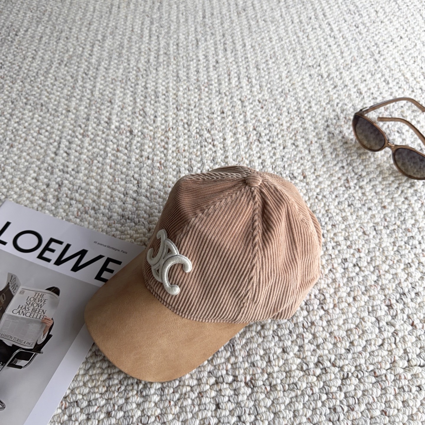 赛琳🧢秋冬复古拼接棒球帽｜氛围感天花板 太适合秋冬的一款棒球帽！ 灯芯绒帽身拼接皮质帽檐，材质碰撞高级感满满 立体刺绣标