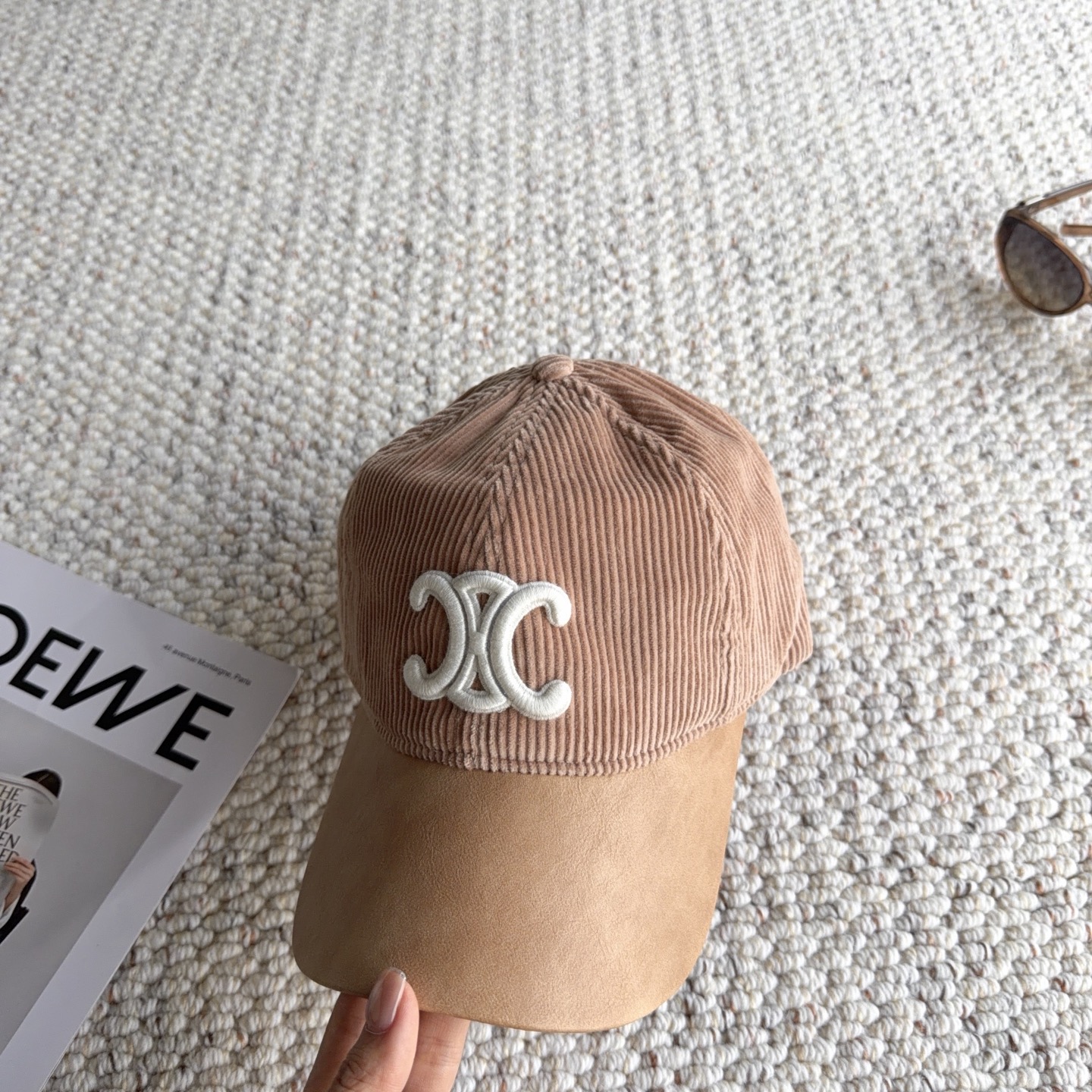 赛琳🧢秋冬复古拼接棒球帽｜氛围感天花板 太适合秋冬的一款棒球帽！ 灯芯绒帽身拼接皮质帽檐，材质碰撞高级感满满 立体刺绣标