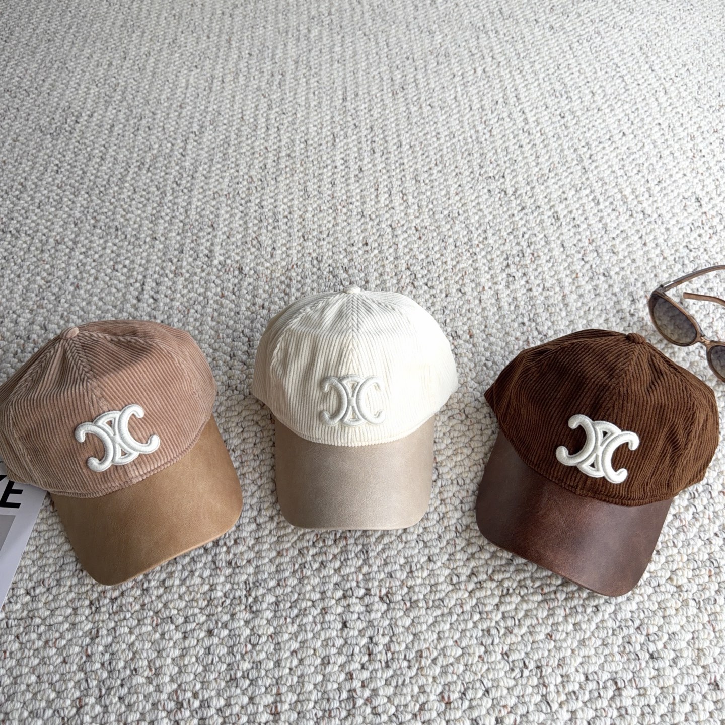 赛琳🧢秋冬复古拼接棒球帽｜氛围感天花板 太适合秋冬的一款棒球帽！ 灯芯绒帽身拼接皮质帽檐，材质碰撞高级感满满 立体刺绣标