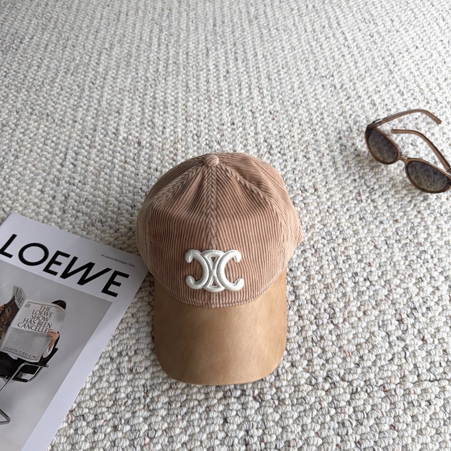 赛琳🧢秋冬复古拼接棒球帽｜氛围感天花板 太适合秋冬的一款棒球帽！ 灯芯绒帽身拼接皮质帽檐，材质碰撞高级感满满 立体刺绣标