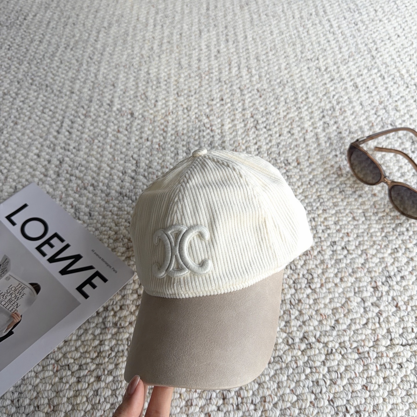 赛琳🧢秋冬复古拼接棒球帽｜氛围感天花板 太适合秋冬的一款棒球帽！ 灯芯绒帽身拼接皮质帽檐，材质碰撞高级感满满 立体刺绣标