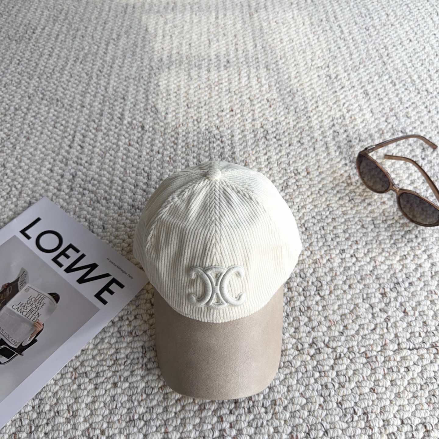 赛琳🧢秋冬复古拼接棒球帽｜氛围感天花板 太适合秋冬的一款棒球帽！ 灯芯绒帽身拼接皮质帽檐，材质碰撞高级感满满 立体刺绣标