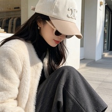 赛琳🧢秋冬复古拼接棒球帽|氛围感天花板 太适合秋冬的一款棒球帽! 灯芯绒帽身拼接皮质帽檐,材质碰撞高级感满满 立体刺绣标 赛琳🧢秋冬复古拼接棒球帽|氛围感天花板 太适合秋冬的一款棒球帽! 灯芯绒帽身拼接皮质帽檐,材质碰撞高级感满满 立体刺绣标