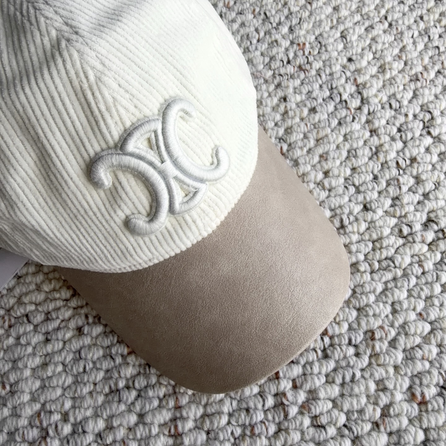 赛琳🧢秋冬复古拼接棒球帽｜氛围感天花板 太适合秋冬的一款棒球帽！ 灯芯绒帽身拼接皮质帽檐，材质碰撞高级感满满 立体刺绣标