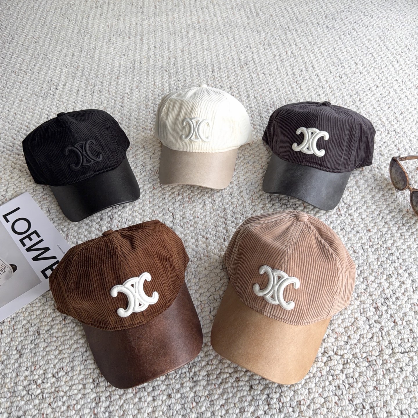 赛琳🧢秋冬复古拼接棒球帽｜氛围感天花板 太适合秋冬的一款棒球帽！ 灯芯绒帽身拼接皮质帽檐，材质碰撞高级感满满 立体刺绣标