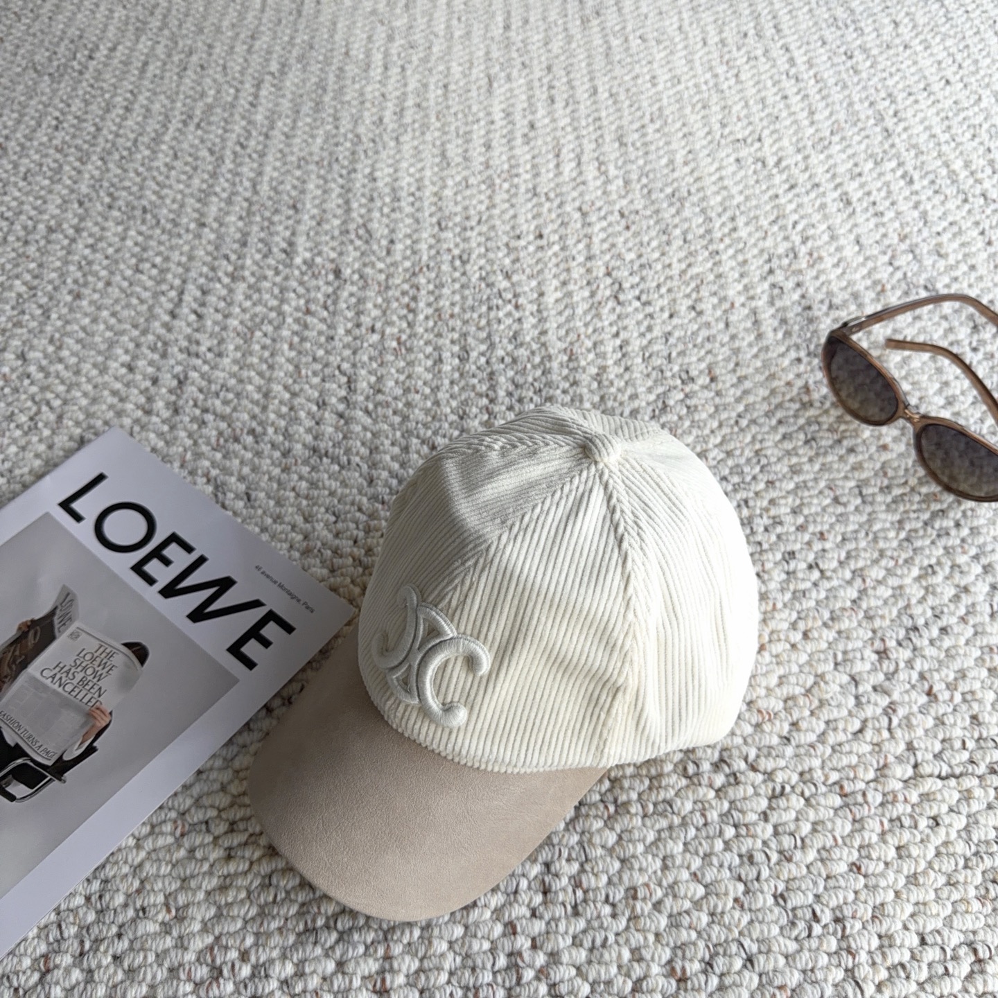 赛琳🧢秋冬复古拼接棒球帽｜氛围感天花板 太适合秋冬的一款棒球帽！ 灯芯绒帽身拼接皮质帽檐，材质碰撞高级感满满 立体刺绣标