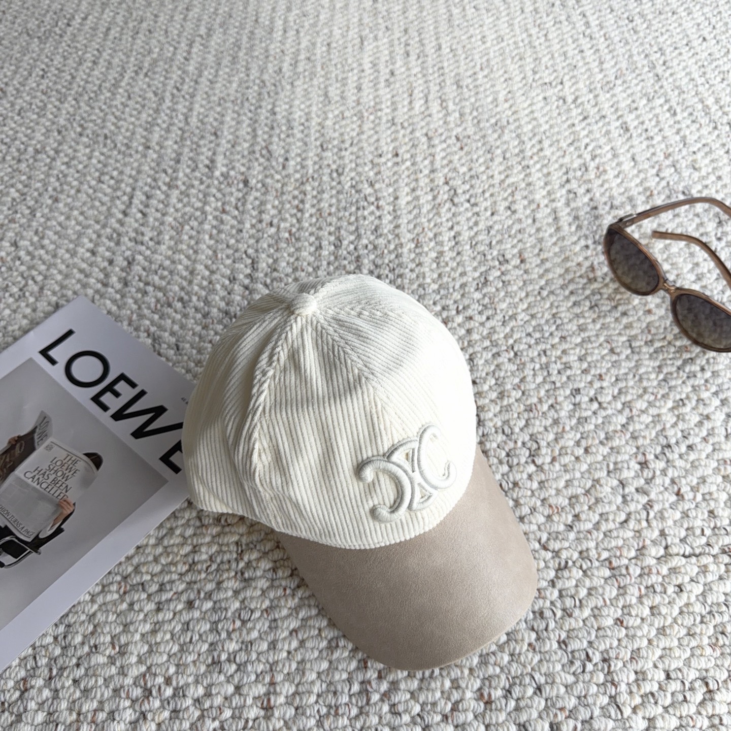 赛琳🧢秋冬复古拼接棒球帽｜氛围感天花板 太适合秋冬的一款棒球帽！ 灯芯绒帽身拼接皮质帽檐，材质碰撞高级感满满 立体刺绣标