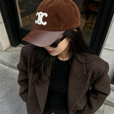 赛琳🧢秋冬复古拼接棒球帽|氛围感天花板 太适合秋冬的一款棒球帽! 灯芯绒帽身拼接皮质帽檐,材质碰撞高级感满满 立体刺绣标 赛琳🧢秋冬复古拼接棒球帽|氛围感天花板 太适合秋冬的一款棒球帽! 灯芯绒帽身拼接皮质帽檐,材质碰撞高级感满满 立体刺绣标