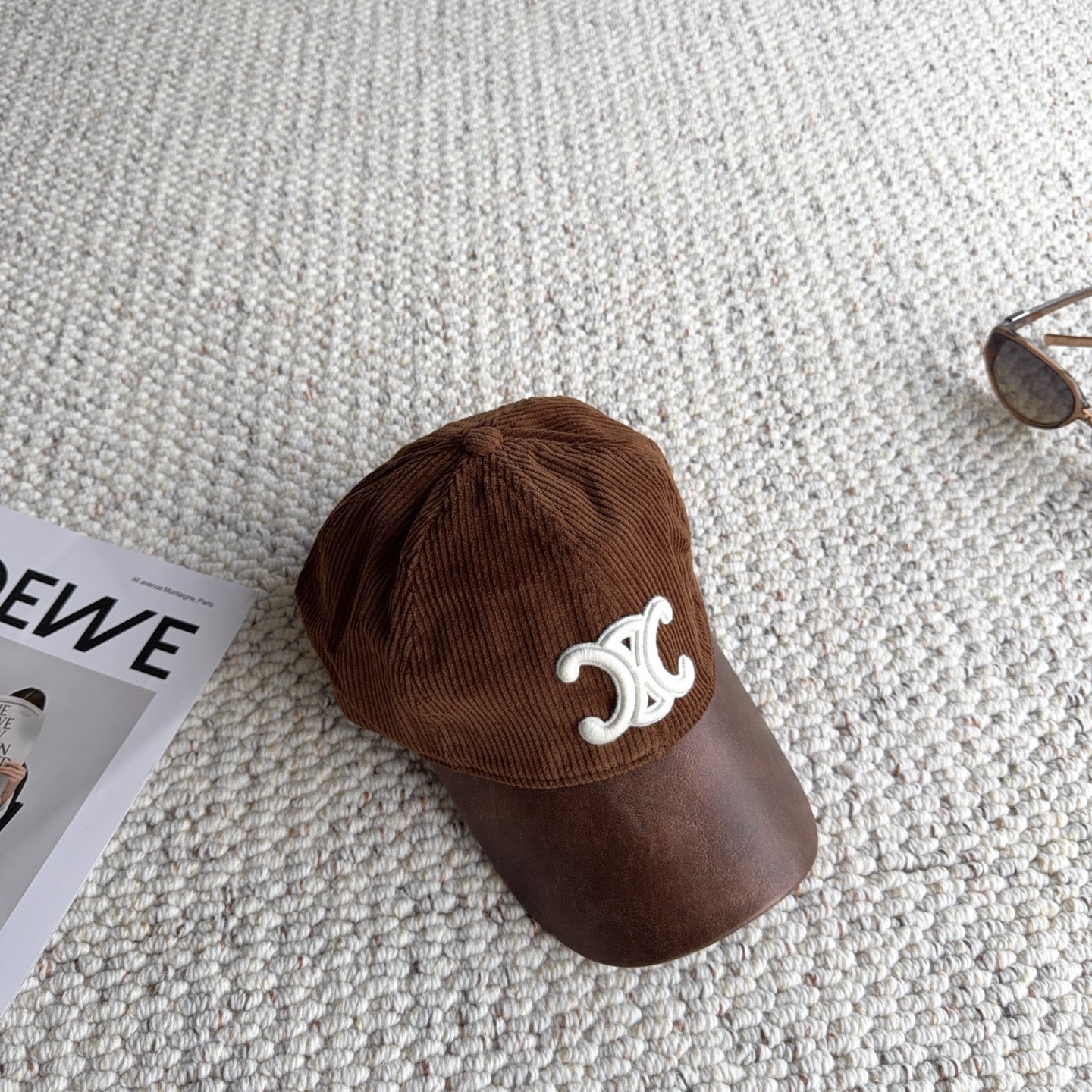 赛琳🧢秋冬复古拼接棒球帽｜氛围感天花板 太适合秋冬的一款棒球帽！ 灯芯绒帽身拼接皮质帽檐，材质碰撞高级感满满 立体刺绣标