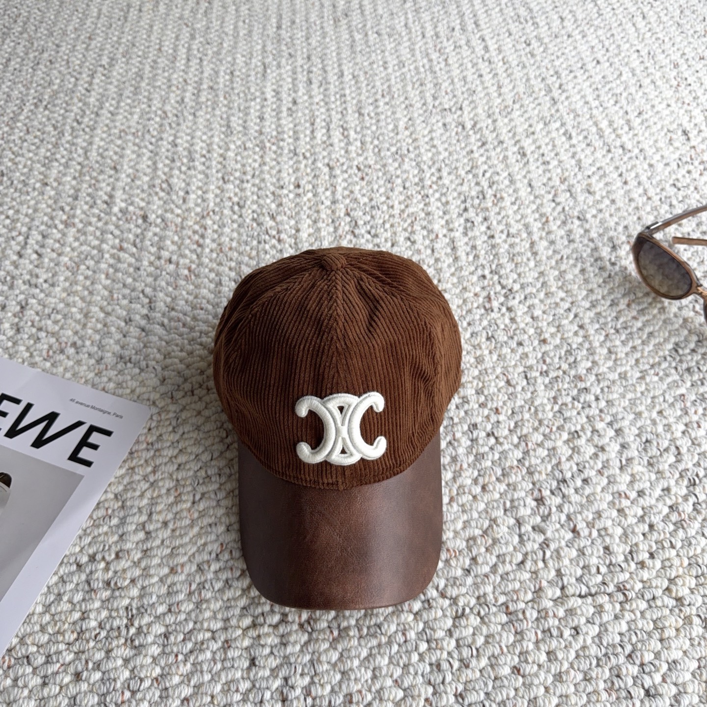 赛琳🧢秋冬复古拼接棒球帽｜氛围感天花板 太适合秋冬的一款棒球帽！ 灯芯绒帽身拼接皮质帽檐，材质碰撞高级感满满 立体刺绣标