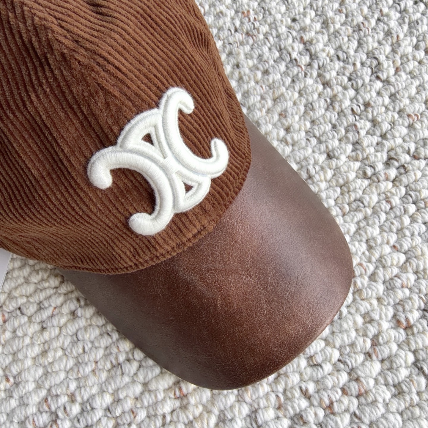 赛琳🧢秋冬复古拼接棒球帽｜氛围感天花板 太适合秋冬的一款棒球帽！ 灯芯绒帽身拼接皮质帽檐，材质碰撞高级感满满 立体刺绣标