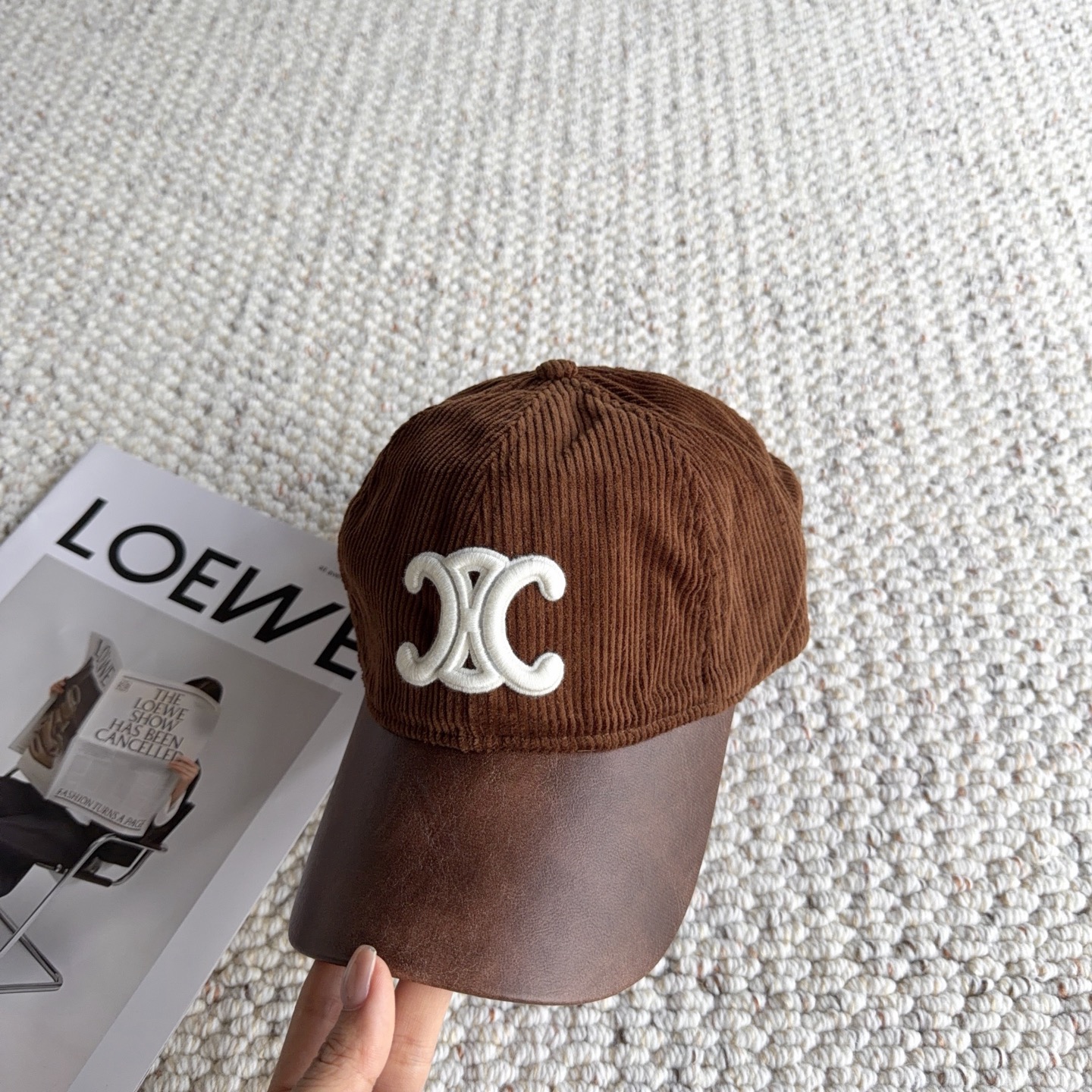 赛琳🧢秋冬复古拼接棒球帽｜氛围感天花板 太适合秋冬的一款棒球帽！ 灯芯绒帽身拼接皮质帽檐，材质碰撞高级感满满 立体刺绣标
