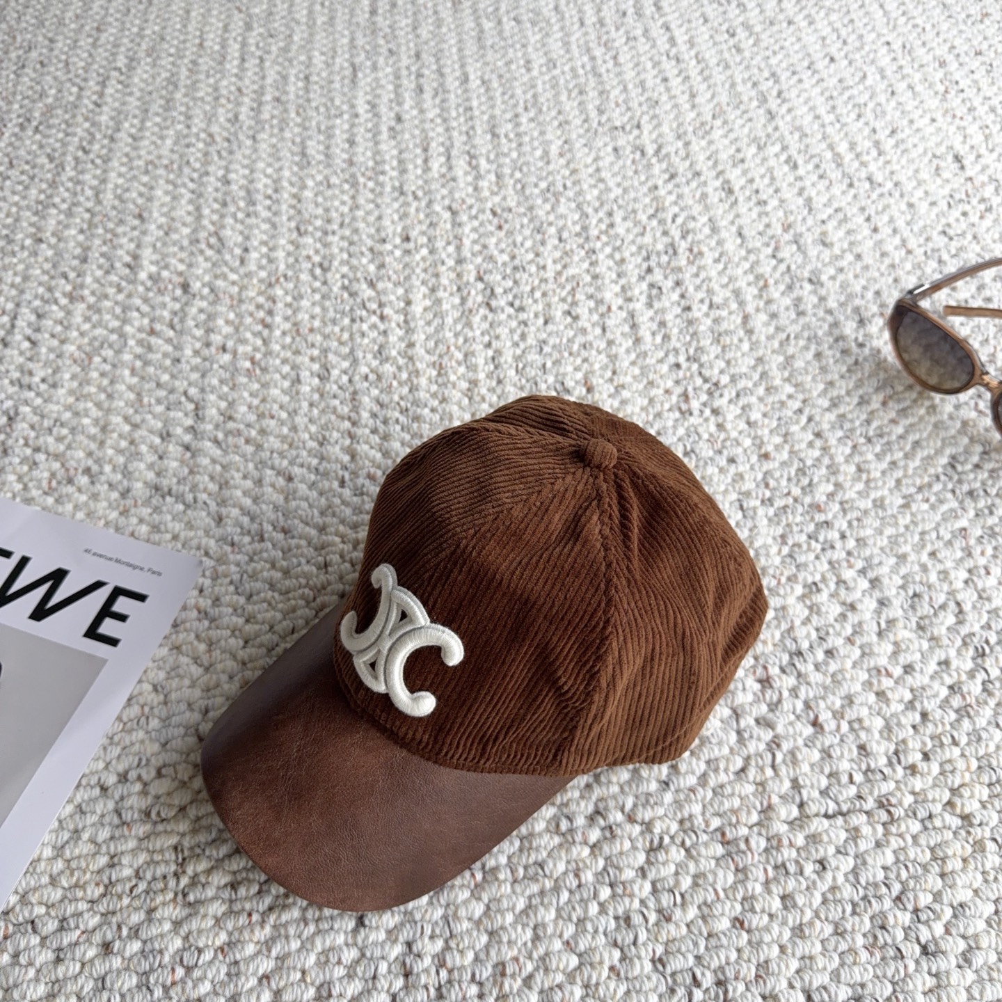 赛琳🧢秋冬复古拼接棒球帽｜氛围感天花板 太适合秋冬的一款棒球帽！ 灯芯绒帽身拼接皮质帽檐，材质碰撞高级感满满 立体刺绣标