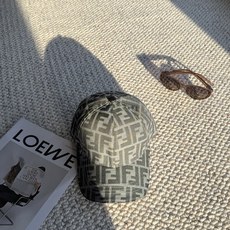 芬迪FENDI经典老花棒球帽|时髦人秋冬刚需 永不过时的老花元素,复古氛围感直接拉满 全身满印提花工艺,纹理细腻,低调不 芬迪FENDI经典老花棒球帽|时髦人秋冬刚需 永不过时的老花元素,复古氛围感直接拉满 全身满印提花工艺,纹理细腻,低调不