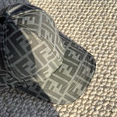 芬迪FENDI经典老花棒球帽|时髦人秋冬刚需 永不过时的老花元素,复古氛围感直接拉满 全身满印提花工艺,纹理细腻,低调不 芬迪FENDI经典老花棒球帽|时髦人秋冬刚需 永不过时的老花元素,复古氛围感直接拉满 全身满印提花工艺,纹理细腻,低调不