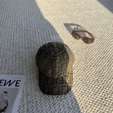 芬迪FENDI经典老花棒球帽|时髦人秋冬刚需 永不过时的老花元素,复古氛围感直接拉满 全身满印提花工艺,纹理细腻,低调不 芬迪FENDI经典老花棒球帽|时髦人秋冬刚需 永不过时的老花元素,复古氛围感直接拉满 全身满印提花工艺,纹理细腻,低调不