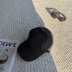 芬迪FENDI经典老花棒球帽|时髦人秋冬刚需 永不过时的老花元素,复古氛围感直接拉满 全身满印提花工艺,纹理细腻,低调不 芬迪FENDI经典老花棒球帽|时髦人秋冬刚需 永不过时的老花元素,复古氛围感直接拉满 全身满印提花工艺,纹理细腻,低调不