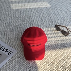 巴黎世家BALENCIAGA极简刺绣字母棒球帽|日常闭眼入 百看不厌的基础款棒球帽! 舒适面料,戴起来不压头顶,没有束缚 巴黎世家BALENCIAGA极简刺绣字母棒球帽|日常闭眼入 百看不厌的基础款棒球帽! 舒适面料,戴起来不压头顶,没有束缚