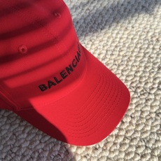 巴黎世家BALENCIAGA极简刺绣字母棒球帽|日常闭眼入 百看不厌的基础款棒球帽! 舒适面料,戴起来不压头顶,没有束缚 巴黎世家BALENCIAGA极简刺绣字母棒球帽|日常闭眼入 百看不厌的基础款棒球帽! 舒适面料,戴起来不压头顶,没有束缚