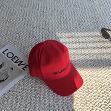 巴黎世家BALENCIAGA极简刺绣字母棒球帽|日常闭眼入 百看不厌的基础款棒球帽! 舒适面料,戴起来不压头顶,没有束缚 巴黎世家BALENCIAGA极简刺绣字母棒球帽|日常闭眼入 百看不厌的基础款棒球帽! 舒适面料,戴起来不压头顶,没有束缚
