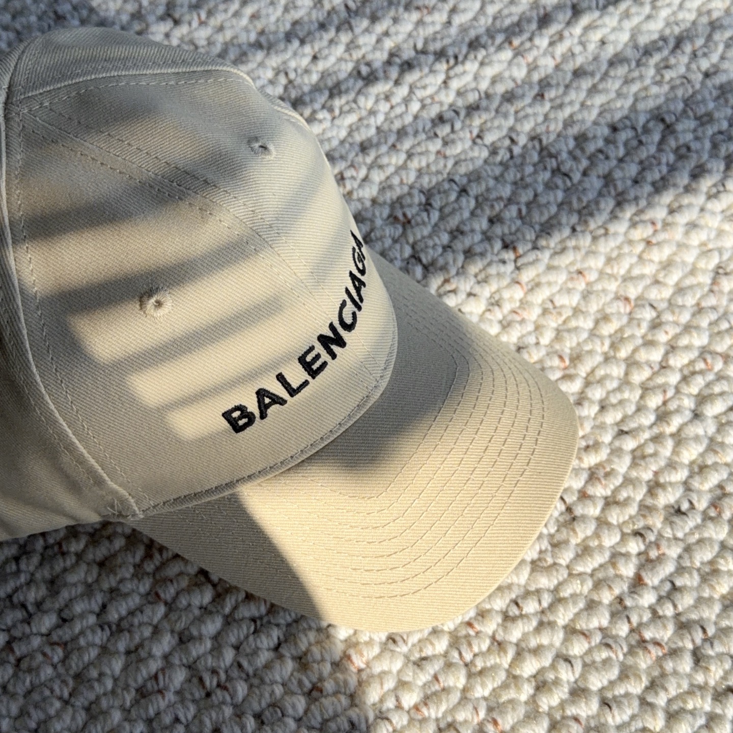 巴黎世家BALENCIAGA极简刺绣字母棒球帽｜日常闭眼入 百看不厌的基础款棒球帽！ 舒适面料，戴起来不压头顶，没有束缚