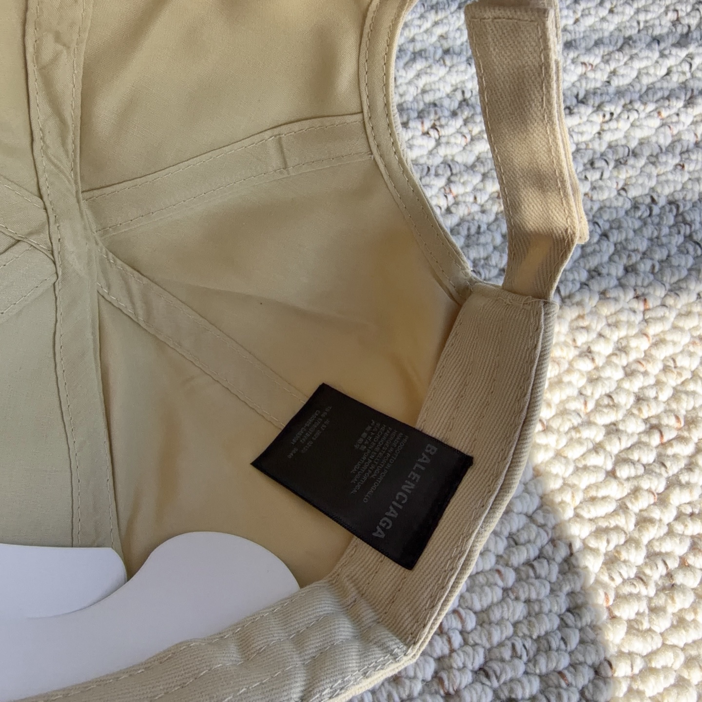 巴黎世家BALENCIAGA极简刺绣字母棒球帽｜日常闭眼入 百看不厌的基础款棒球帽！ 舒适面料，戴起来不压头顶，没有束缚