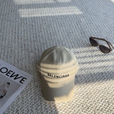 巴黎世家BALENCIAGA极简刺绣字母棒球帽|日常闭眼入 百看不厌的基础款棒球帽! 舒适面料,戴起来不压头顶,没有束缚 巴黎世家BALENCIAGA极简刺绣字母棒球帽|日常闭眼入 百看不厌的基础款棒球帽! 舒适面料,戴起来不压头顶,没有束缚