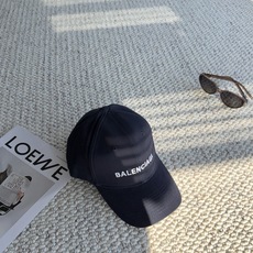 巴黎世家BALENCIAGA极简刺绣字母棒球帽|日常闭眼入 百看不厌的基础款棒球帽! 舒适面料,戴起来不压头顶,没有束缚 巴黎世家BALENCIAGA极简刺绣字母棒球帽|日常闭眼入 百看不厌的基础款棒球帽! 舒适面料,戴起来不压头顶,没有束缚