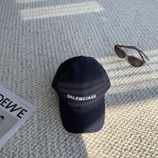 巴黎世家BALENCIAGA极简刺绣字母棒球帽|日常闭眼入 百看不厌的基础款棒球帽! 舒适面料,戴起来不压头顶,没有束缚 巴黎世家BALENCIAGA极简刺绣字母棒球帽|日常闭眼入 百看不厌的基础款棒球帽! 舒适面料,戴起来不压头顶,没有束缚