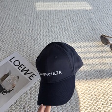 巴黎世家BALENCIAGA极简刺绣字母棒球帽|日常闭眼入 百看不厌的基础款棒球帽! 舒适面料,戴起来不压头顶,没有束缚 巴黎世家BALENCIAGA极简刺绣字母棒球帽|日常闭眼入 百看不厌的基础款棒球帽! 舒适面料,戴起来不压头顶,没有束缚