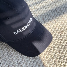 巴黎世家BALENCIAGA极简刺绣字母棒球帽|日常闭眼入 百看不厌的基础款棒球帽! 舒适面料,戴起来不压头顶,没有束缚 巴黎世家BALENCIAGA极简刺绣字母棒球帽|日常闭眼入 百看不厌的基础款棒球帽! 舒适面料,戴起来不压头顶,没有束缚