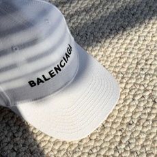 巴黎世家BALENCIAGA极简刺绣字母棒球帽|日常闭眼入 百看不厌的基础款棒球帽! 舒适面料,戴起来不压头顶,没有束缚 巴黎世家BALENCIAGA极简刺绣字母棒球帽|日常闭眼入 百看不厌的基础款棒球帽! 舒适面料,戴起来不压头顶,没有束缚