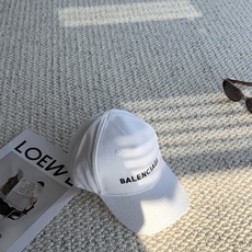 巴黎世家BALENCIAGA极简刺绣字母棒球帽|日常闭眼入 百看不厌的基础款棒球帽! 舒适面料,戴起来不压头顶,没有束缚 巴黎世家BALENCIAGA极简刺绣字母棒球帽|日常闭眼入 百看不厌的基础款棒球帽! 舒适面料,戴起来不压头顶,没有束缚