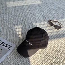 巴黎世家BALENCIAGA极简刺绣字母棒球帽|日常闭眼入 百看不厌的基础款棒球帽! 舒适面料,戴起来不压头顶,没有束缚 巴黎世家BALENCIAGA极简刺绣字母棒球帽|日常闭眼入 百看不厌的基础款棒球帽! 舒适面料,戴起来不压头顶,没有束缚
