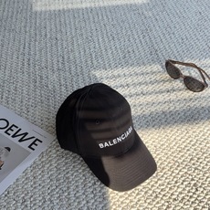 巴黎世家BALENCIAGA极简刺绣字母棒球帽|日常闭眼入 百看不厌的基础款棒球帽! 舒适面料,戴起来不压头顶,没有束缚 巴黎世家BALENCIAGA极简刺绣字母棒球帽|日常闭眼入 百看不厌的基础款棒球帽! 舒适面料,戴起来不压头顶,没有束缚