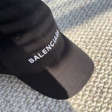 巴黎世家BALENCIAGA极简刺绣字母棒球帽|日常闭眼入 百看不厌的基础款棒球帽! 舒适面料,戴起来不压头顶,没有束缚 巴黎世家BALENCIAGA极简刺绣字母棒球帽|日常闭眼入 百看不厌的基础款棒球帽! 舒适面料,戴起来不压头顶,没有束缚