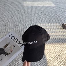 巴黎世家BALENCIAGA极简刺绣字母棒球帽|日常闭眼入 百看不厌的基础款棒球帽! 舒适面料,戴起来不压头顶,没有束缚 巴黎世家BALENCIAGA极简刺绣字母棒球帽|日常闭眼入 百看不厌的基础款棒球帽! 舒适面料,戴起来不压头顶,没有束缚